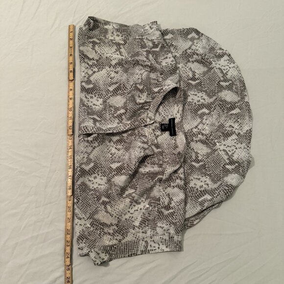 Adrienne Vittadini Size Large Cap Sleeve High Low Grey Snakeskin Print Top Shirt - Picture 6 of 7